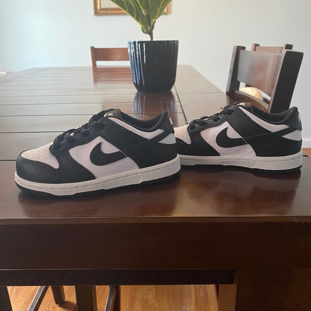 Toddler Nike dunks (panda) size 9c